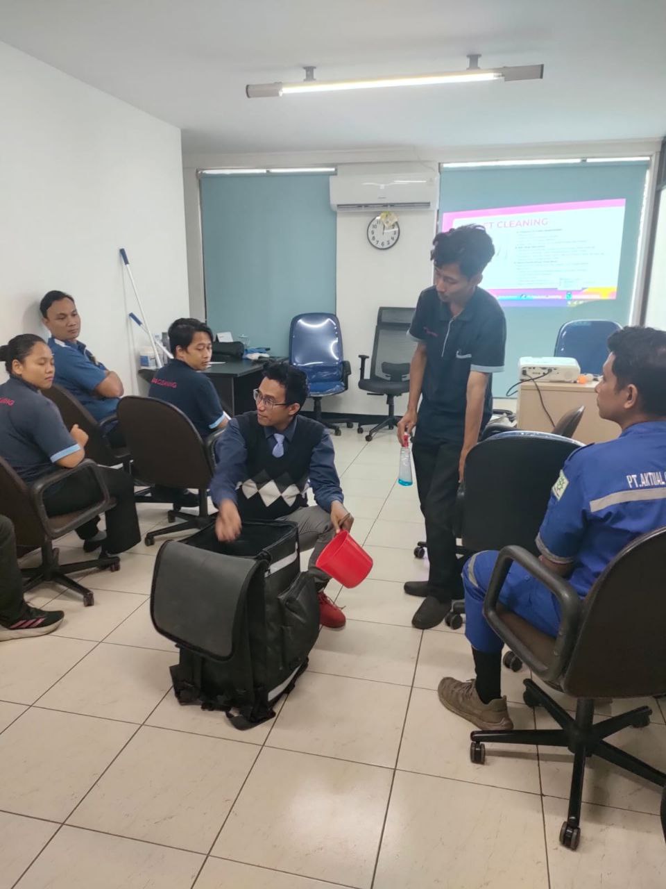 Tim Cleaning Service Malang Terpercaya DutaSukses sedang membersihkan interior kantor