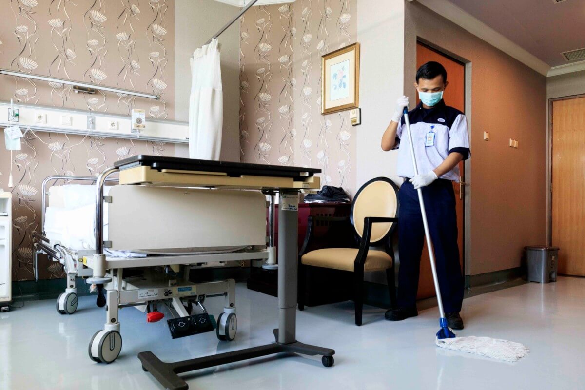 Praktek disinfeksi ruangan operasi dalam sesi training cleaning service hospital di Malang