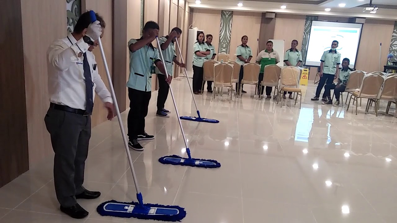 Peserta pelatihan cleaning service DutaSukses sedang praktek menggunakan mesin polisher lantai di Yogyakarta